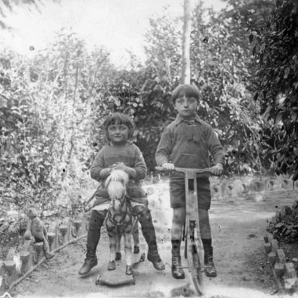 Peintres de l'école de Crozant Documents Max Agostini enfant avec sa cousine custom text