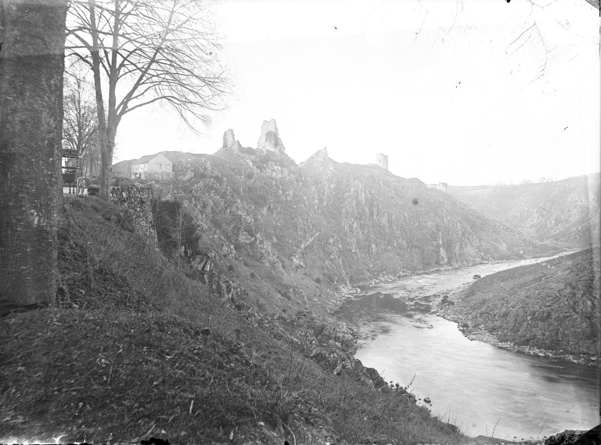 Peintres de l'école de Crozant Hubert Eugène Eugène Hubert - Les ruines de la forteresse de Crozant surplombant la vallée de la Creuse, côté est custom text