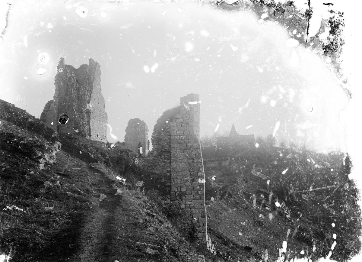 Peintres de l'école de Crozant Hubert Eugène Eugène Hubert - Ruines de la forteresse de Crozant, en direction de l'église Saint-Étienne custom text