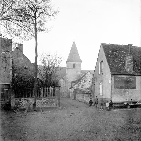 Peintres de l'école de Crozant Hubert Eugène Eugène Hubert - Le clocher de l'église Saint-Étienne, depuis le carroir de l'hôtel "Au rendez-vous des artistes" custom text