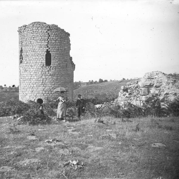 Peintres de l'école de Crozant Hubert Eugène Eugène Hubert - La tour du Renard de la forteresse de Crozant custom text