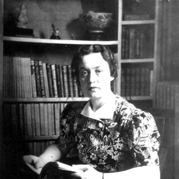 Peintres de l'école de Crozant Documents Agnès Humbert devant sa bibliothèque vers 1935 custom text