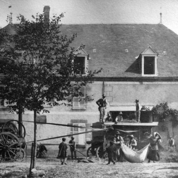 Peintres de l'école de Crozant Papillon Édouard Édouard Papillon - La batteuse à Crozant devant l'auberge Lépinat custom text